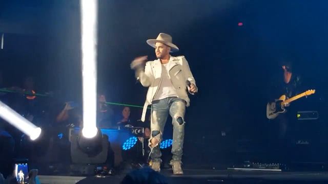 Adam Lambert "Evil In The Night" 11-30-15 MixMas смотреть онлайн