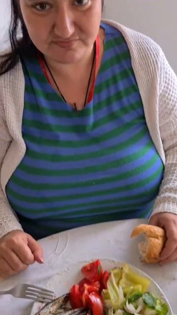 Neko nam ogladneo i poželeo gilice za ručak... смотреть онлайн