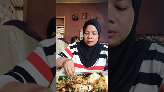 Makan Nasi Padang #lunch #makansiang #makan #ayam #dendeng смотреть онлайн