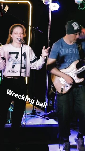 #shorts #wreckingballmileycyrus #singer #musicvideo #vocals #thevoice #stage #musicians смотреть онлайн