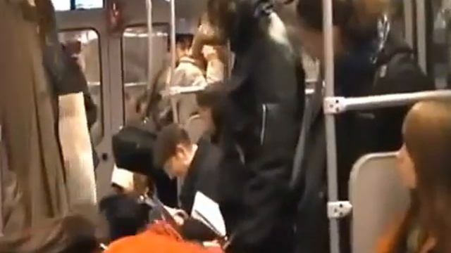 Прикол.Заразительный смех в берлинском метро. смотреть онлайн