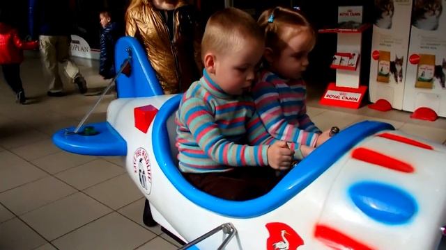 Денис и Виктория катаются на самолете, лошадке, поезде! смотреть онлайн