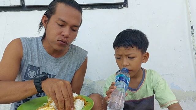 INDOMIE GORENG TELUR MATA SAPI BUAT MENU MAKAN SIANG BARENG JAGOAN NEON PAPA"Suap Suap Suap" смотреть онлайн