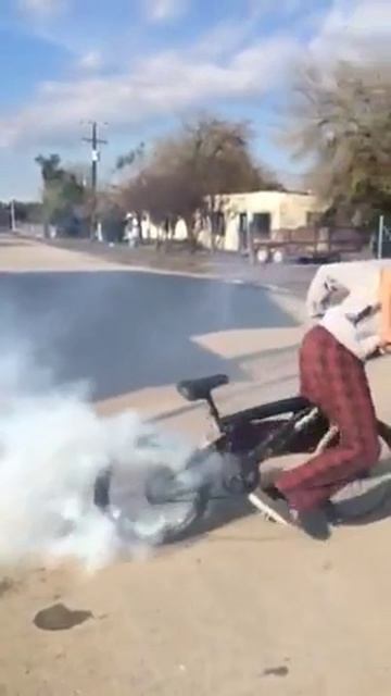 Haciendo ceros en bicicleta смотреть онлайн