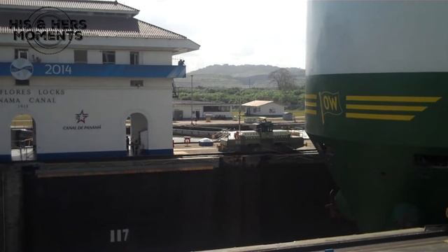 Cargo ship crossing Miraflores Locks of Panama Canal смотреть онлайн
