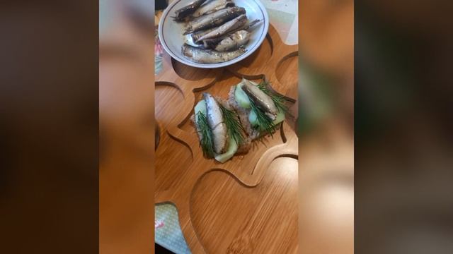 Бутерброды со шпротами смотреть онлайн