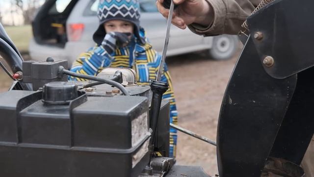 Snowblower Maintenance Part 3 - Changing oil and a doing a tune-up смотреть онлайн