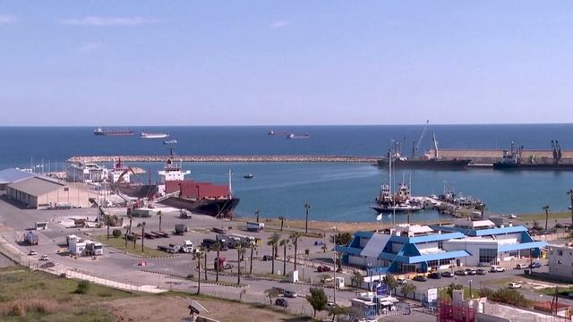 First ship carrying 200 tons food aid to Gaza still docked in Cyprus after delays смотреть онлайн