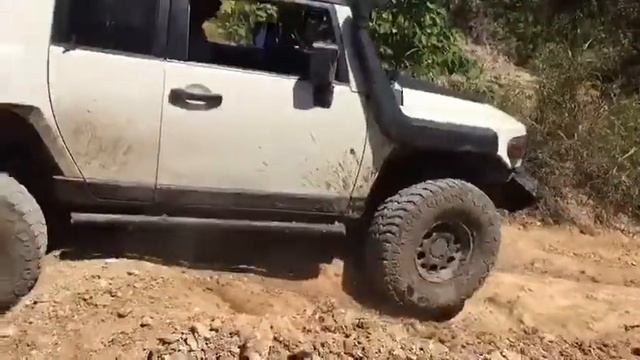 Toyota FJ Cruiser going down steep hill смотреть онлайн