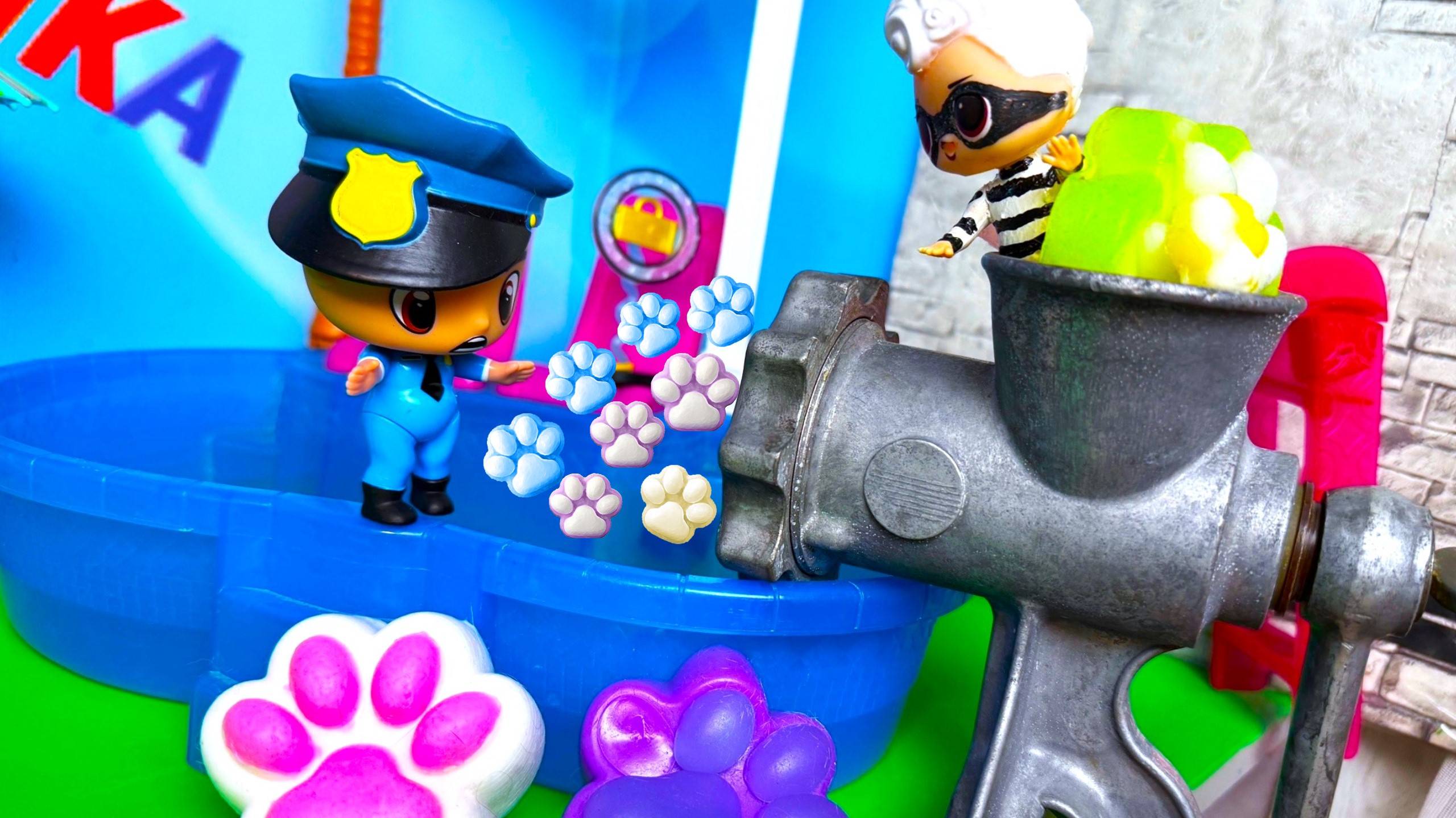 ТАБА ЛАПКИ🐾 В МЯСОРУБКЕ😱 ВОРИШКА СТАЛА БЛОГЕРОМ! Куклы ЛОЛ сюрприз смешные мультики ДАРИНЕЛКА смотреть онлайн