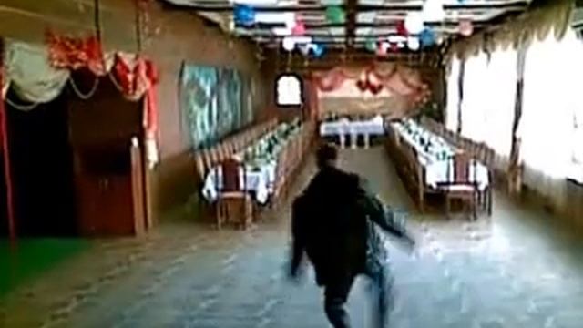 Миша танцует перед началом свадьбы (прикол) смотреть онлайн