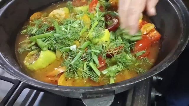 6 заливаем пережарку и кидаем зелень смотреть онлайн