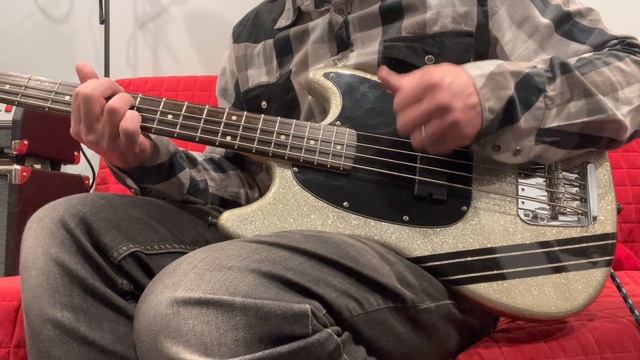 2012 Squier Mikey Way Signature Mustang Bass Silver Metal Flake Black Competition Stripe Indonesia смотреть онлайн
