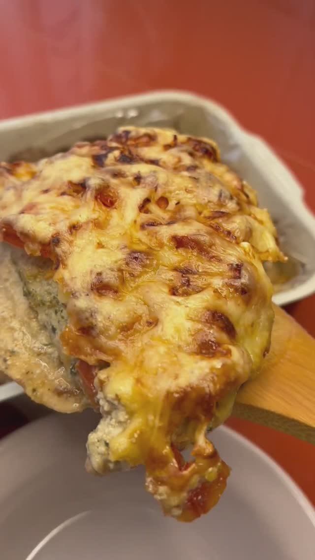 Запечённая куриная грудка с помидорами и сыром. Просто, бюджетно и вкусно! #рецепты #курица