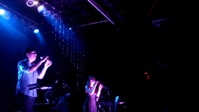 Grizzly Bear + Feist - Service Bell смотреть онлайн