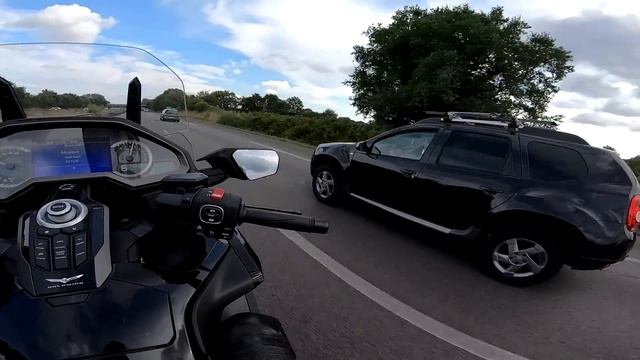 QUAND UN JEUNE MOTARD ESSAYE UNE GOLDWING! (route et circuit) - Essai Honda Goldwing 2019 - ErDoZz смотреть онлайн