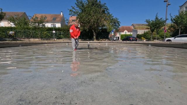 UGG et D3 2001 / A l'eau dans la fontaine - y a quasiment plus d'eau смотреть онлайн