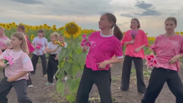 ДАРИТЕ ЖЕНЩИНАМ ЦВЕТЫ - ТАНЦЕВАЛЬНЫЙ КЛИП - ЛУЧШЕ УЖЕ НЕ БУДЕТ смотреть онлайн