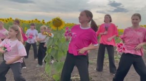 ДАРИТЕ ЖЕНЩИНАМ ЦВЕТЫ - ТАНЦЕВАЛЬНЫЙ КЛИП - ЛУЧШЕ УЖЕ НЕ БУДЕТ