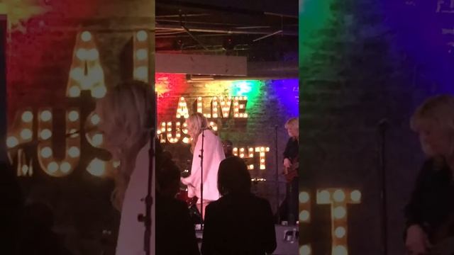 Morgan Myles singing Chains Live смотреть онлайн