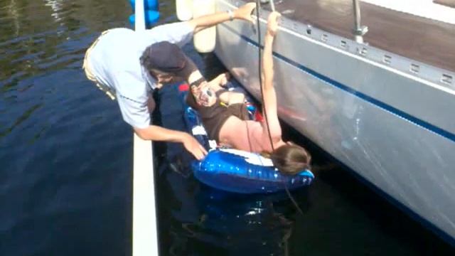 Erik cleaning the boat's toilet tank смотреть онлайн