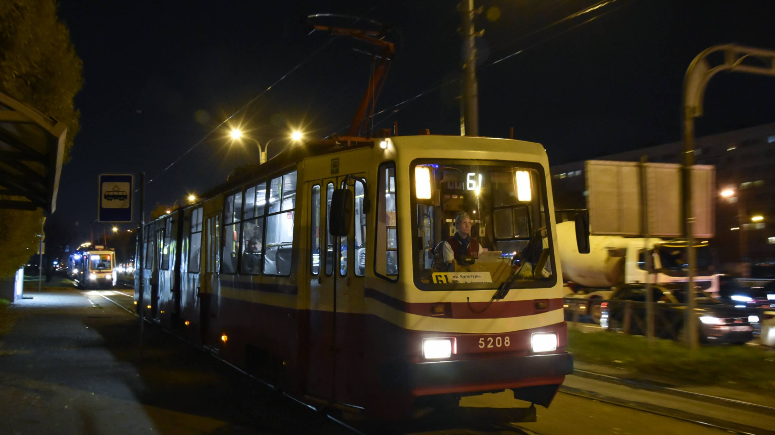 Трамваи Петербурга в сумерках-огни Большого города и редкие вагоны смотреть онлайн