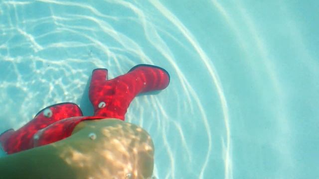 Trina Mason plays with her new underwater camera housing & scifeyecandy supergirl swim suit смотреть онлайн