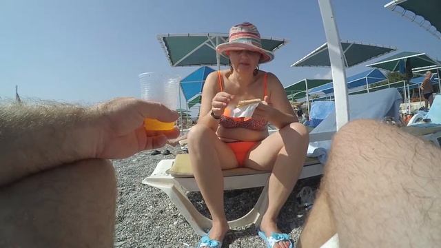 Кушаем блинчики на пляже... смотреть онлайн