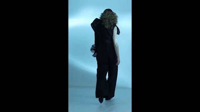 One Sleeve Shimmery Black Top and Mikado Piqué Pants смотреть онлайн