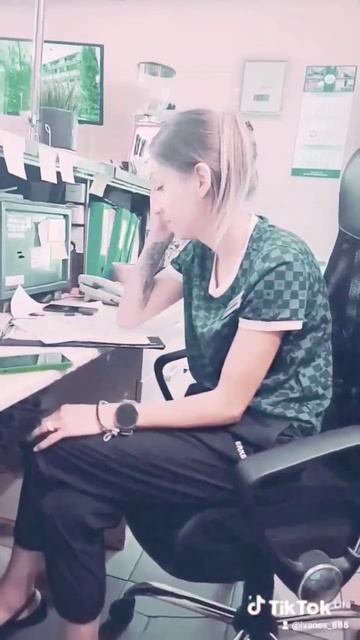 шимпанзе на работе смотреть онлайн
