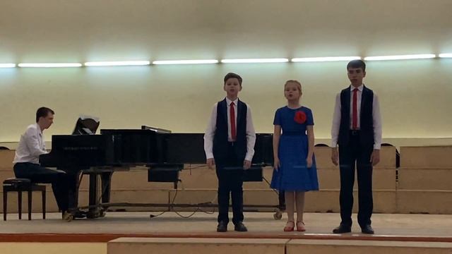 Вок.трио "Огонёк" (Макогоненко А.10 лет, Окунева Р.,9 лет, Николин С.12 лет) "Сигнальщики- горнисты смотреть онлайн