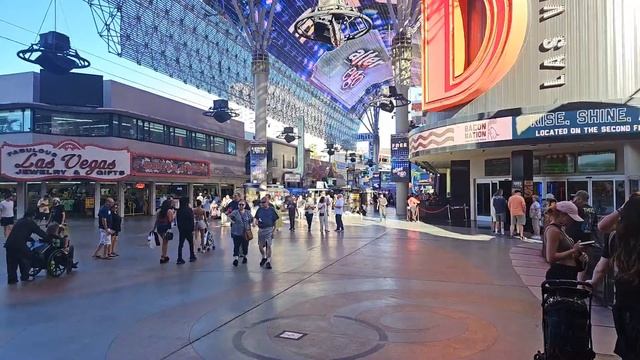 🔴 WEIRD Wednesday! - A Fremont Street Livestream!! смотреть онлайн