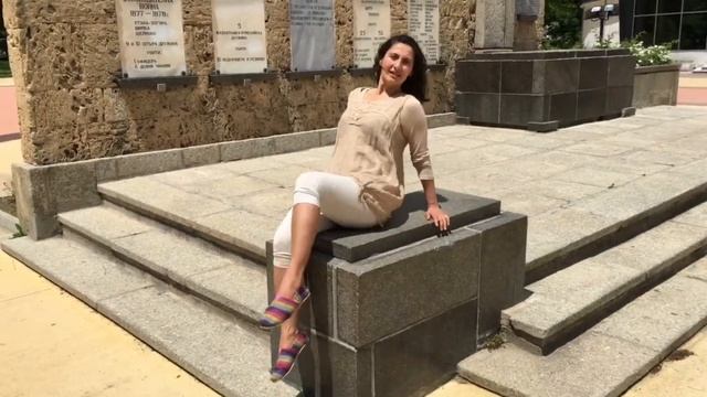 Tsetsi shows Old Communist Monuments in the Bulgarian Park. Цеци в Долината на Розите! смотреть онлайн