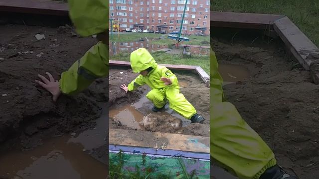 Погуляли. в моде снежно-песчаные куличи и комбинезоны не промокайки. Снежный, холодный май 2024. смотреть онлайн