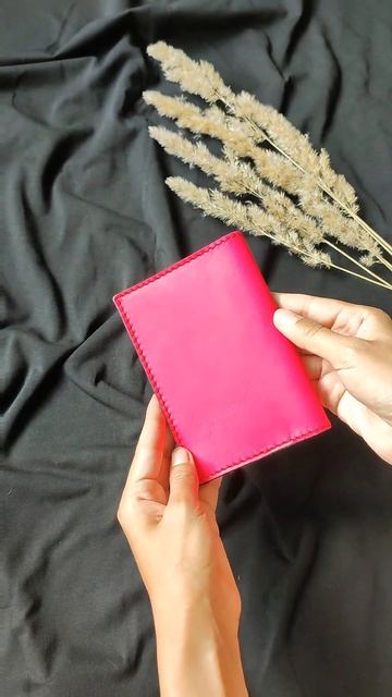 Видео обзор Яркая розовая обложка на паспорт из натуральной кожи для путешествий. Артикул 01533 смотреть онлайн