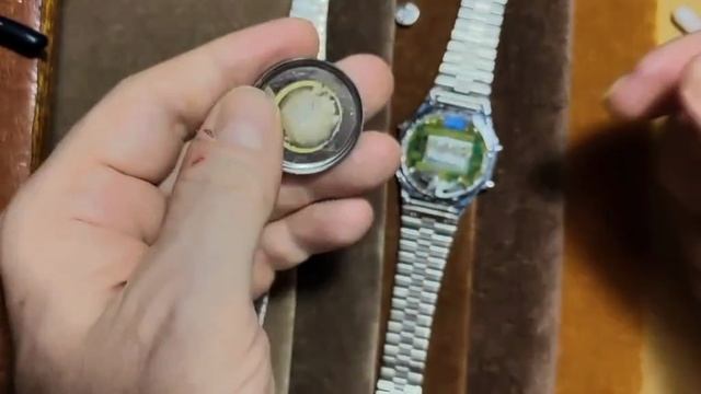 Как правильно устанавить батарейку в часы Монтана