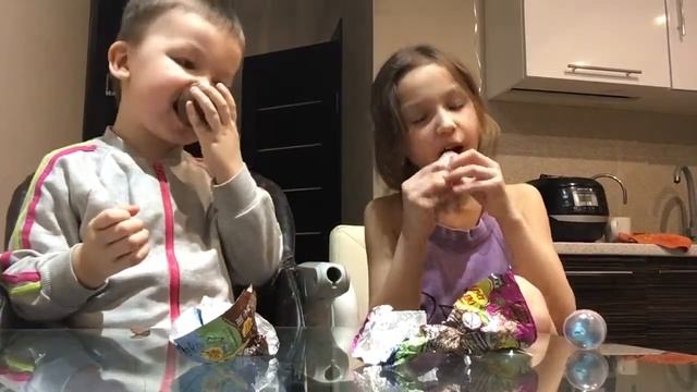 ЕВА и ЛЕВ РАСПАКОВыВАЮТ ШокЯЙЦА #shorts смотреть онлайн