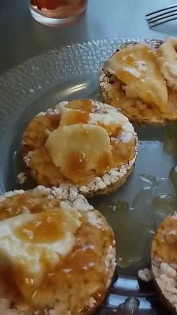 завтрак хлебцы цельнозерновые с сыром и персиковым вареньем смотреть онлайн