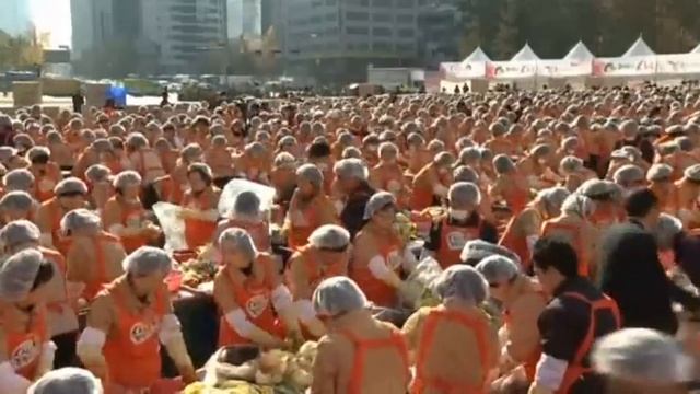 Raw: S. Korean Women Prepare 140 Tons of Kimchi смотреть онлайн