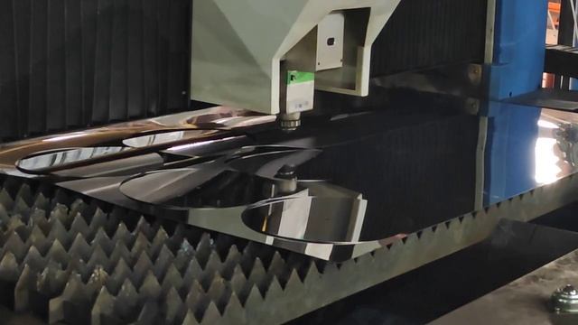 Лазерная резка нержавеющей стали смотреть онлайн