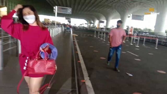 Rashami Desai Looks Gorgeous In Red Mini Dress Snaped At Airport смотреть онлайн