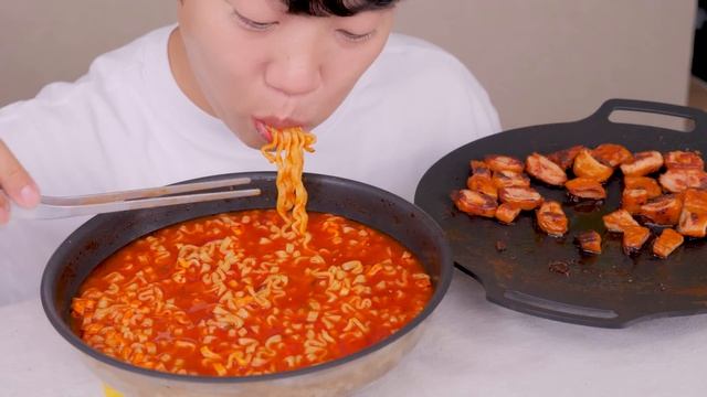 재출시된 불닭볶음탕면과 곱창막창 리얼사운드 먹방 | Buldak noodles Eatingshow MUKBANG ASMR смотреть онлайн