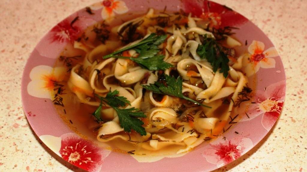 Суп антикризисный с домашней лапшой. Дешево и вкусно. смотреть онлайн