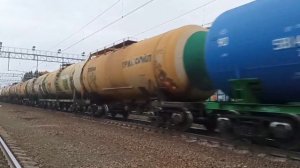 Поезд с электровозом ВЛ10у - 585 и цистернами для перевозки нефтепродуктов
