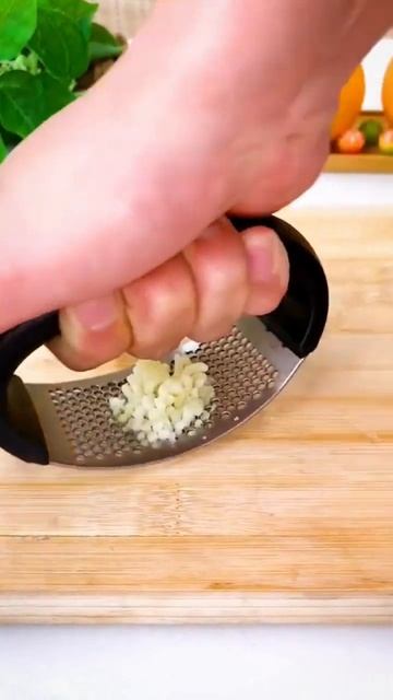 Like to eat garlic fast try this garlic press artifact, gently press a few times into mashed garlic смотреть онлайн