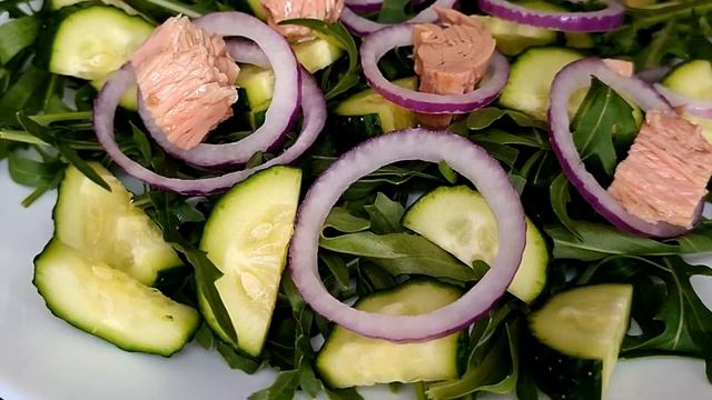 Салат з ТУНЦЕМ та РУКОЛОЮ TUNA SALAD RECIPE смотреть онлайн
