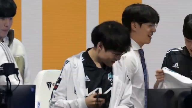 Faker Holding Tears After Losing VS DK Semifinals 2021 смотреть онлайн