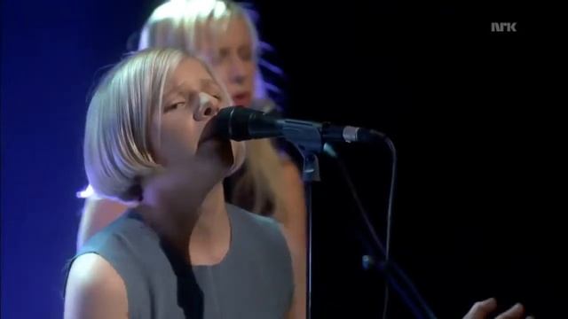 Aurora- Runaway Live At Lindmo смотреть онлайн