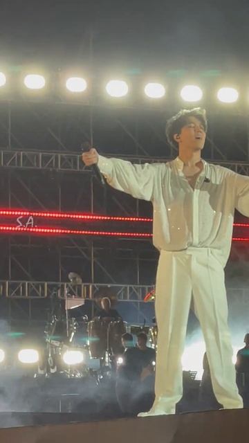 Димаш поет с залом Любовь уставших лебедей❤️ -ч1 смотреть онлайн