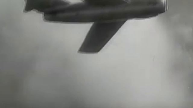 Советские истребители в упор расстреляли свой самолёт смотреть онлайн